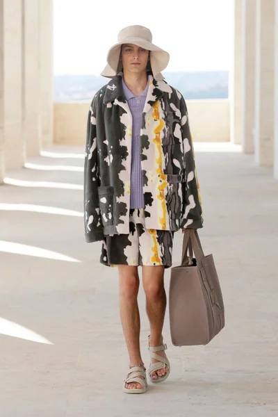 Look 25